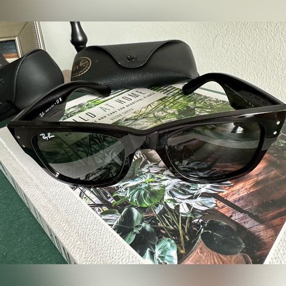 Ray Ban Sun glasses. Black.   No scratched - Picture 3 of 10